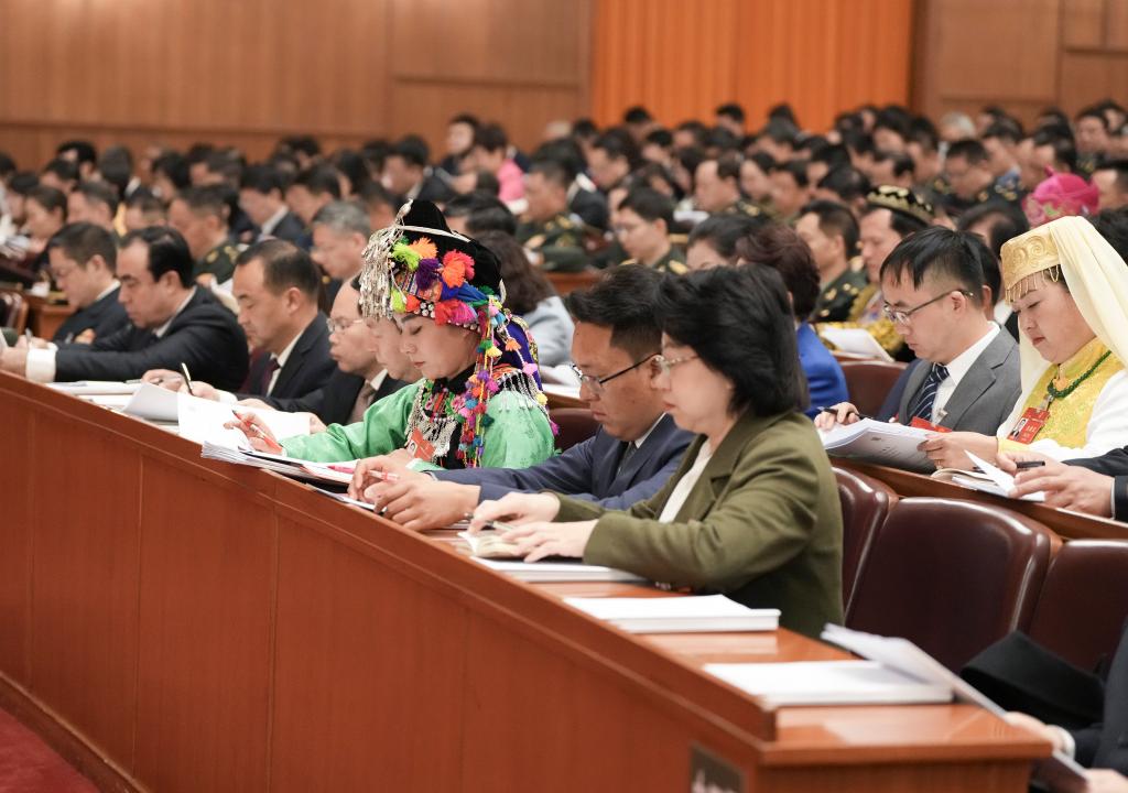 3月5日，第十四届全国人民代表大会第二次会议在北京人民大会堂开幕。这是代表们在认真听会。新华社记者 王毓国 摄